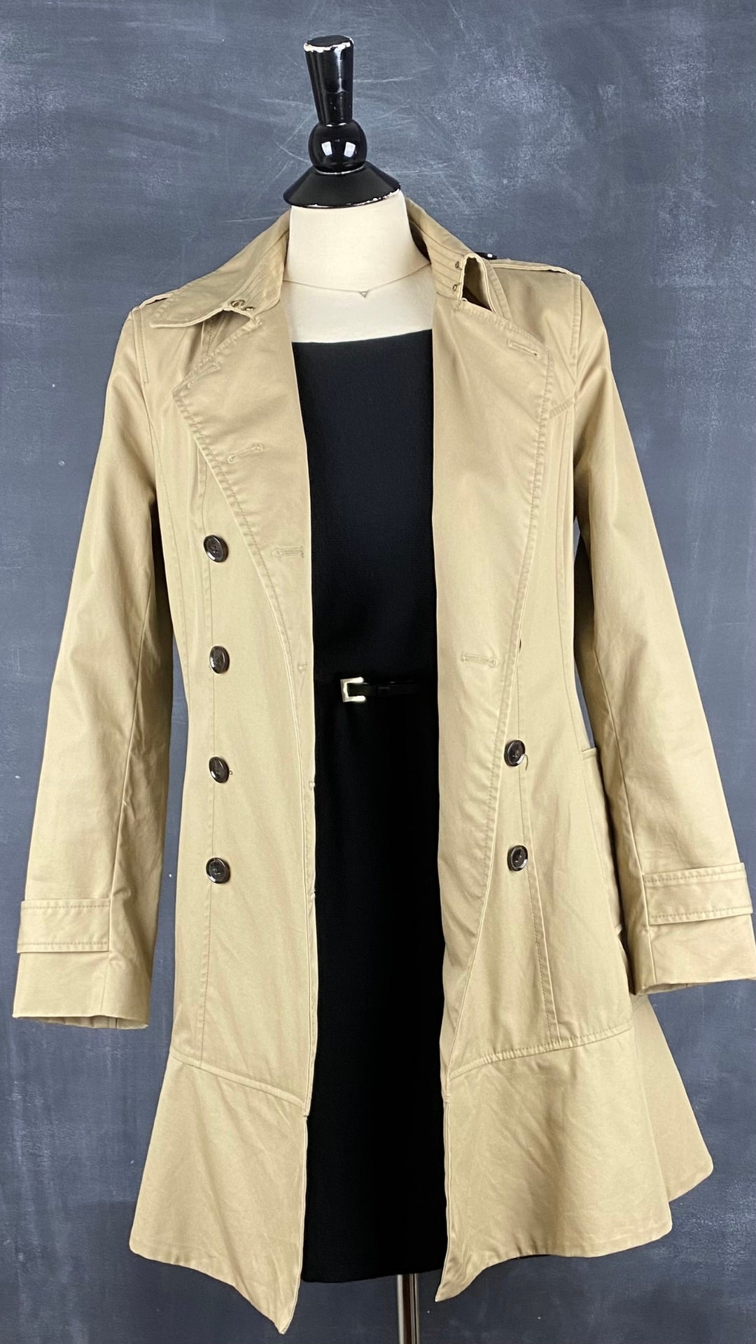 Robe tunique en tricot noir La fée Maraboutée, taille small (1). Vue de face, avec ceinture fine et trench beige Banana Republic.