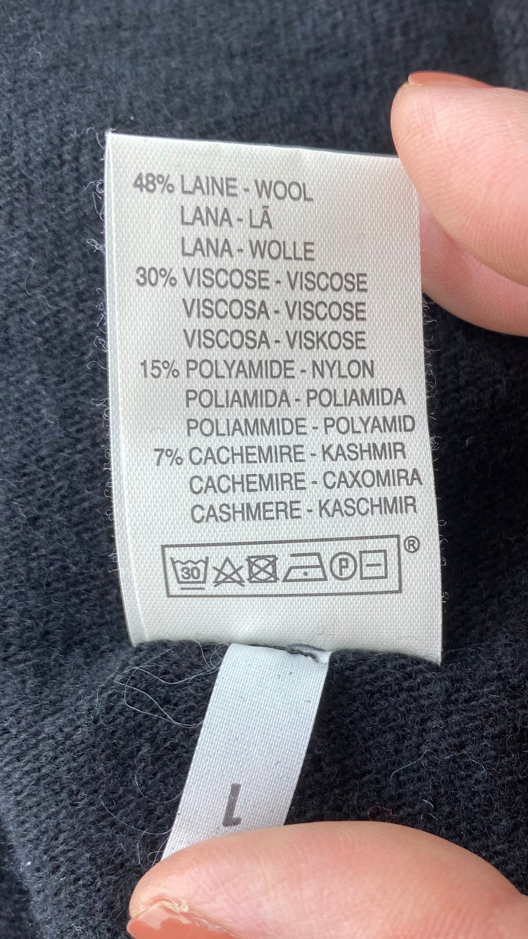 Robe tunique en tricot noir La fée Maraboutée, taille small (1). Vue de l'étiquette de composition.