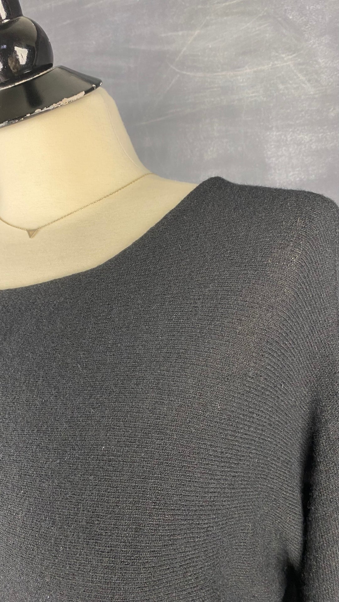 Robe tunique en tricot noir La fée Maraboutée, taille small (1). Vue de l'encolure.