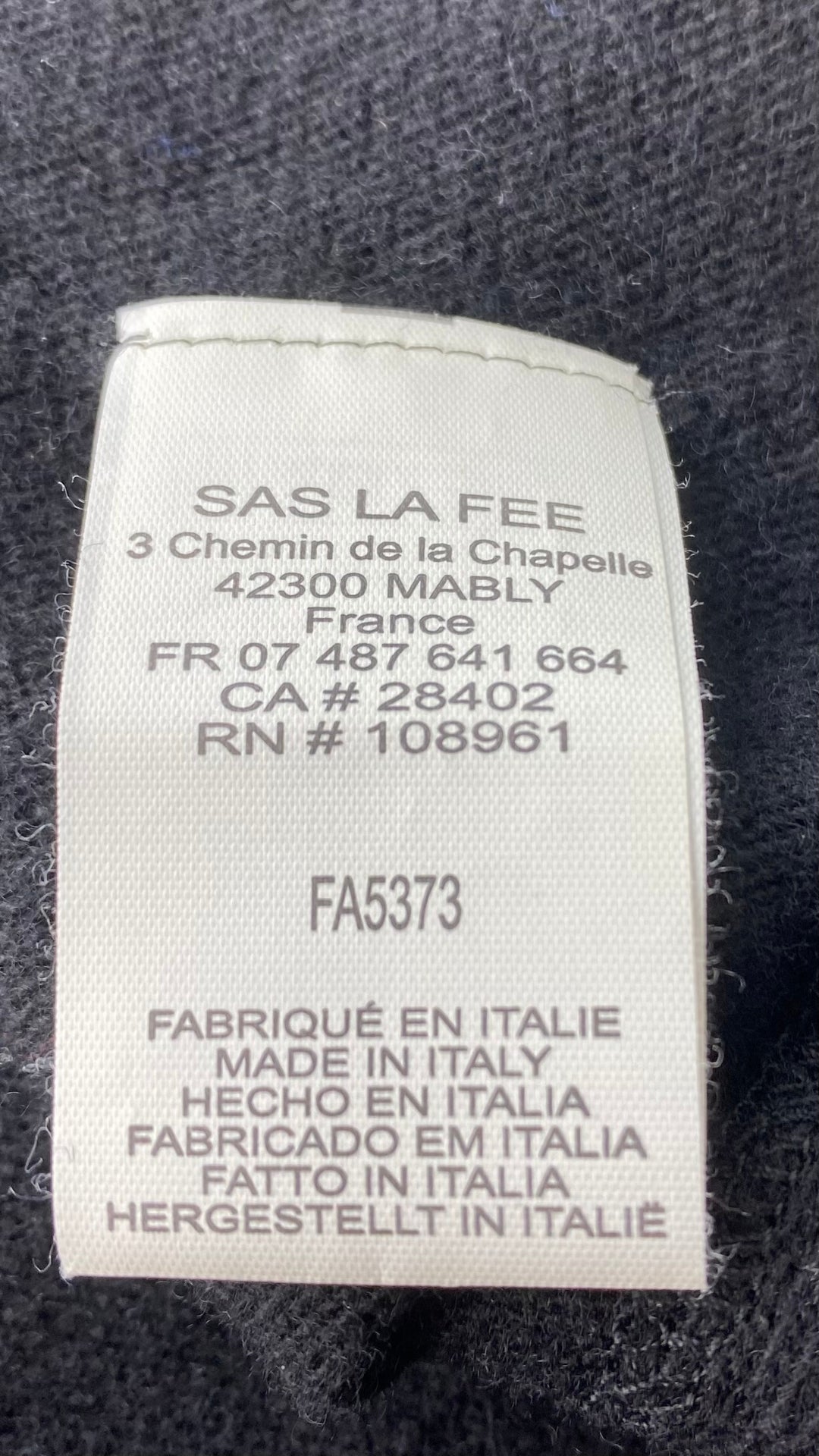 Robe tunique en tricot noir La fée Maraboutée, taille small (1). Vue de l'étiquette de provenance.