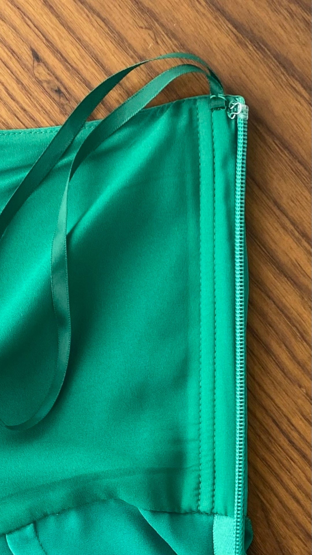 Robe a une bretelle fluide vert gazon, marque BCBG Max Azria, taille 8. Vue de la baleine qui longe la fermeture éclair.