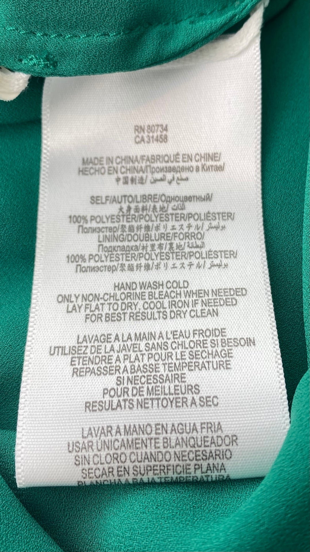 Robe a une bretelle fluide vert gazon, marque BCBG Max Azria, taille 8. Vue de l'étiquette de composition et entretien.