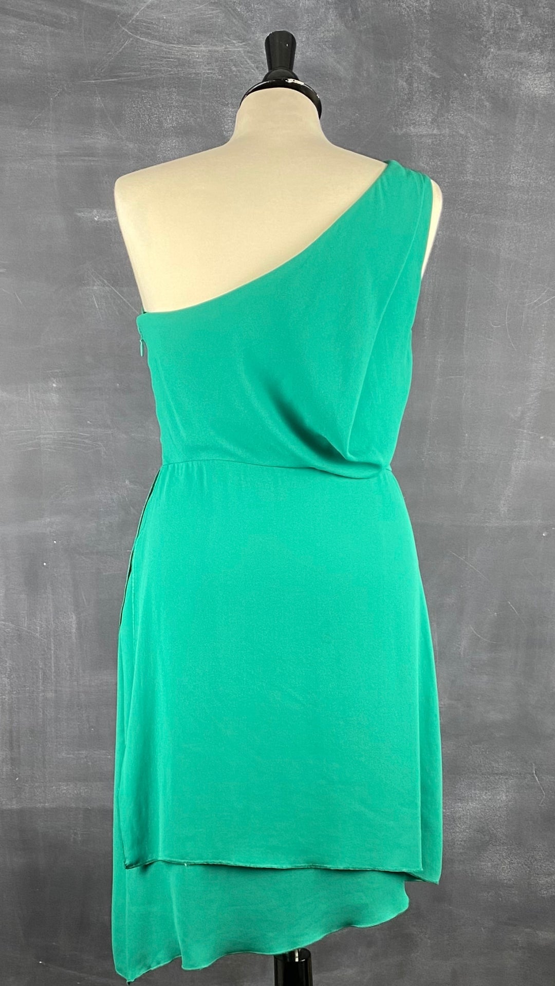Robe a une bretelle fluide vert gazon, marque BCBG Max Azria, taille 8. Vue de dos.