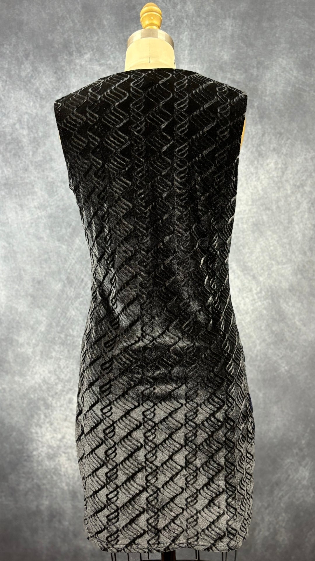 Robe en velours aux multiples textures et aspect métallisé Smash!, taille small. Vue de dos.