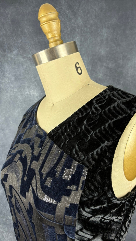 Robe en velours aux multiples textures et aspect métallisé Smash!, taille small. Vue de l'encolure.