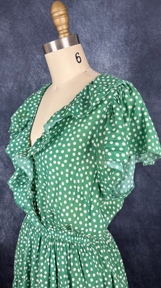 Robe verte à pois et volants Trovota Birds of Paradis, taille small. Vue de l'encolure.