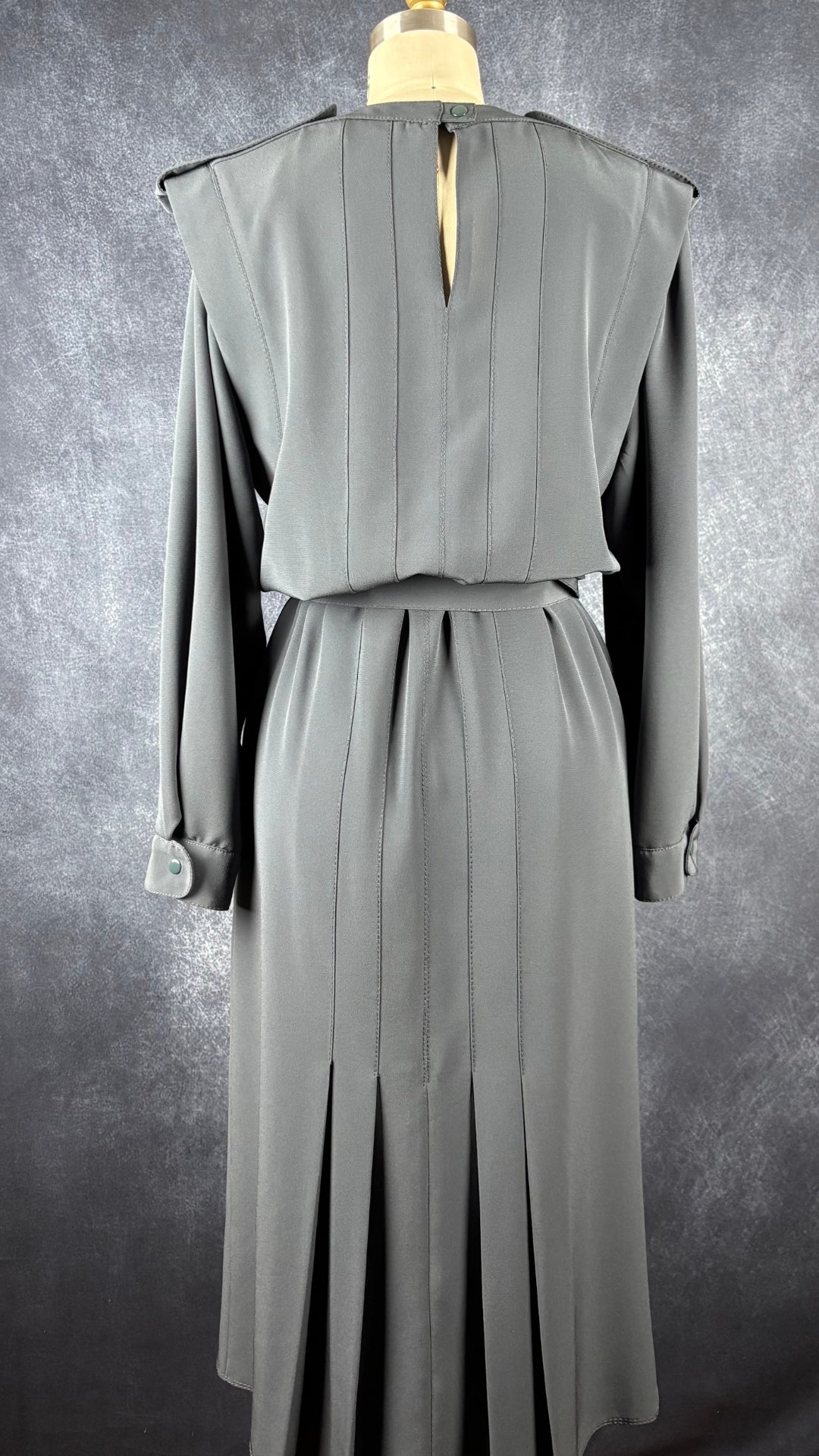 Robe vintage grise Lorraine Beauchamp, taille 6. Vue de dos.