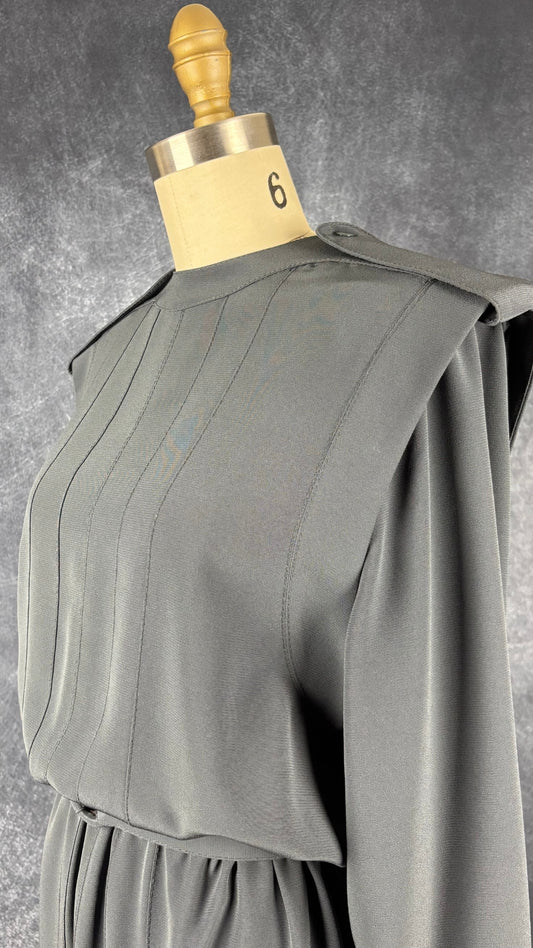 Robe vintage grise Lorraine Beauchamp, taille 6. Vue de l'encolure.
