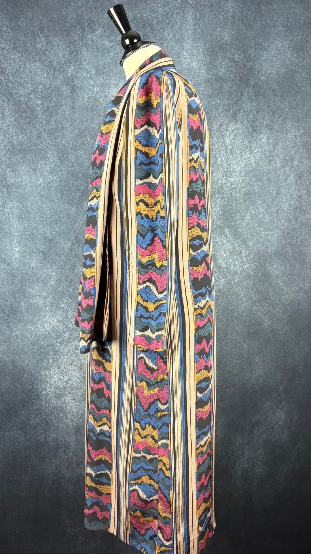 Robe vintage à jolis motifs Maison Missy House, taille estimée à small/medium. Vue de côté.