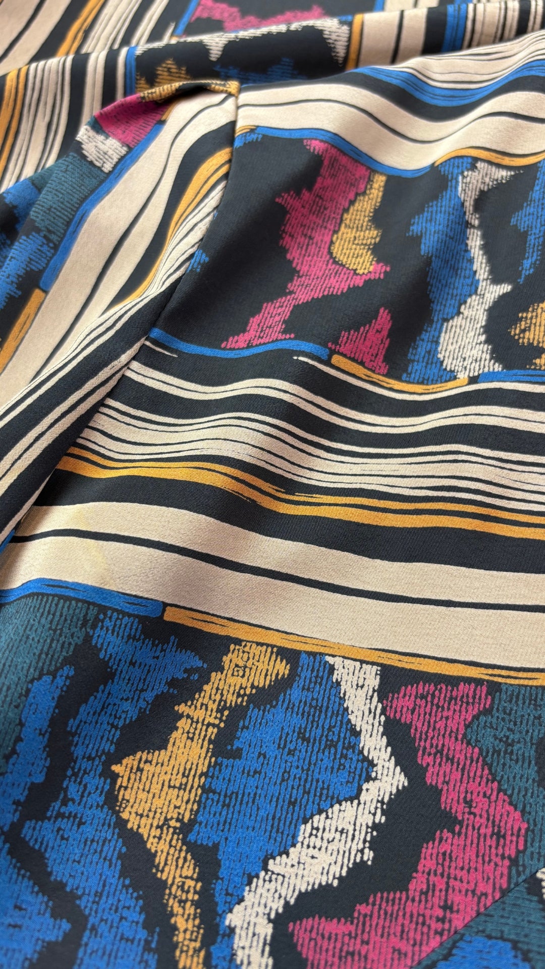 Robe vintage à jolis motifs Maison Missy House, taille estimée à small/medium. Vue de près du tissu.