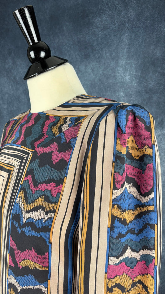 Robe vintage à jolis motifs Maison Missy House, taille estimée à small/medium. Vue de l'encolure.