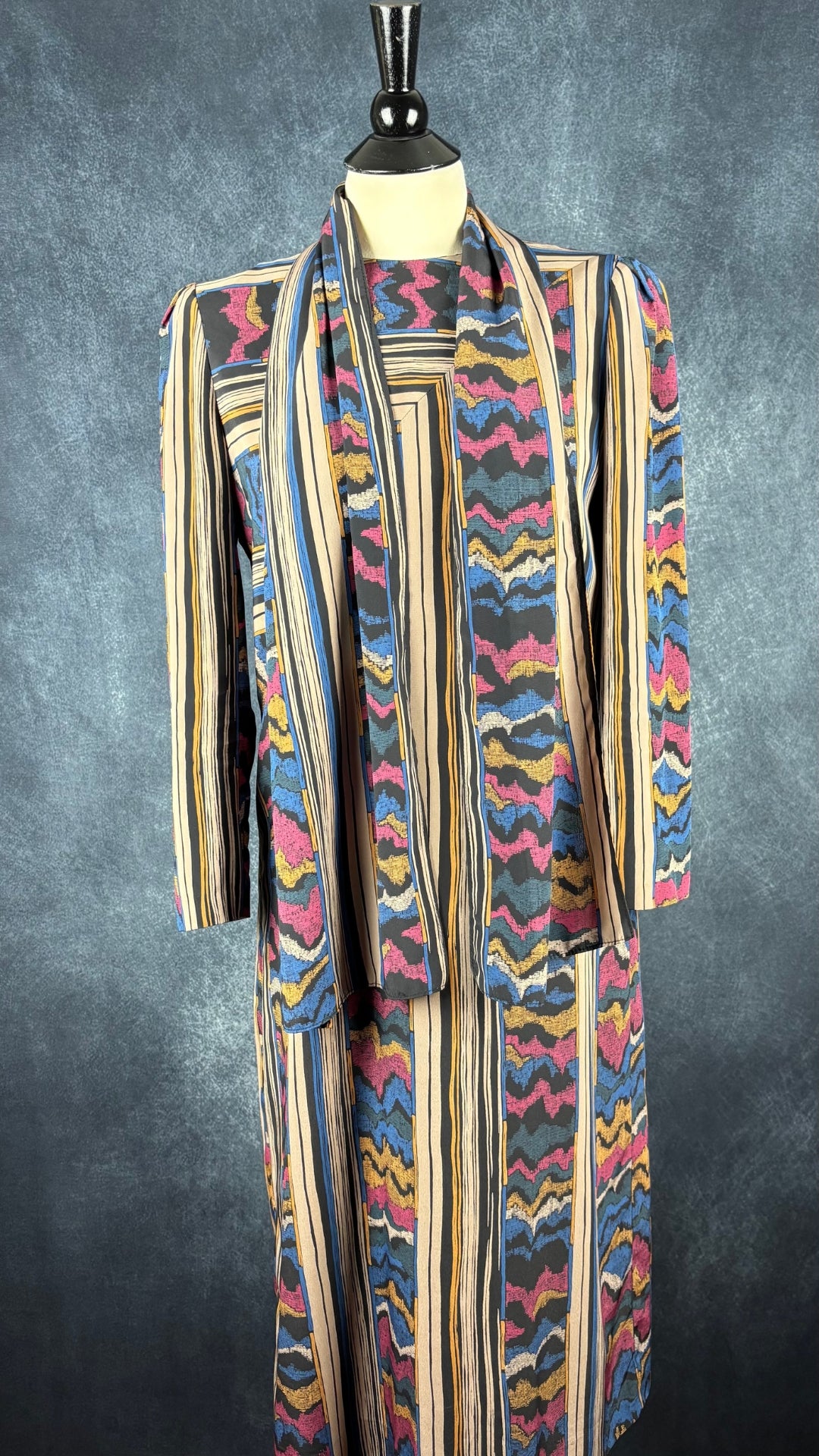 Robe vintage à jolis motifs Maison Missy House, taille estimée à small/medium. Vue de face, foulard au cou.