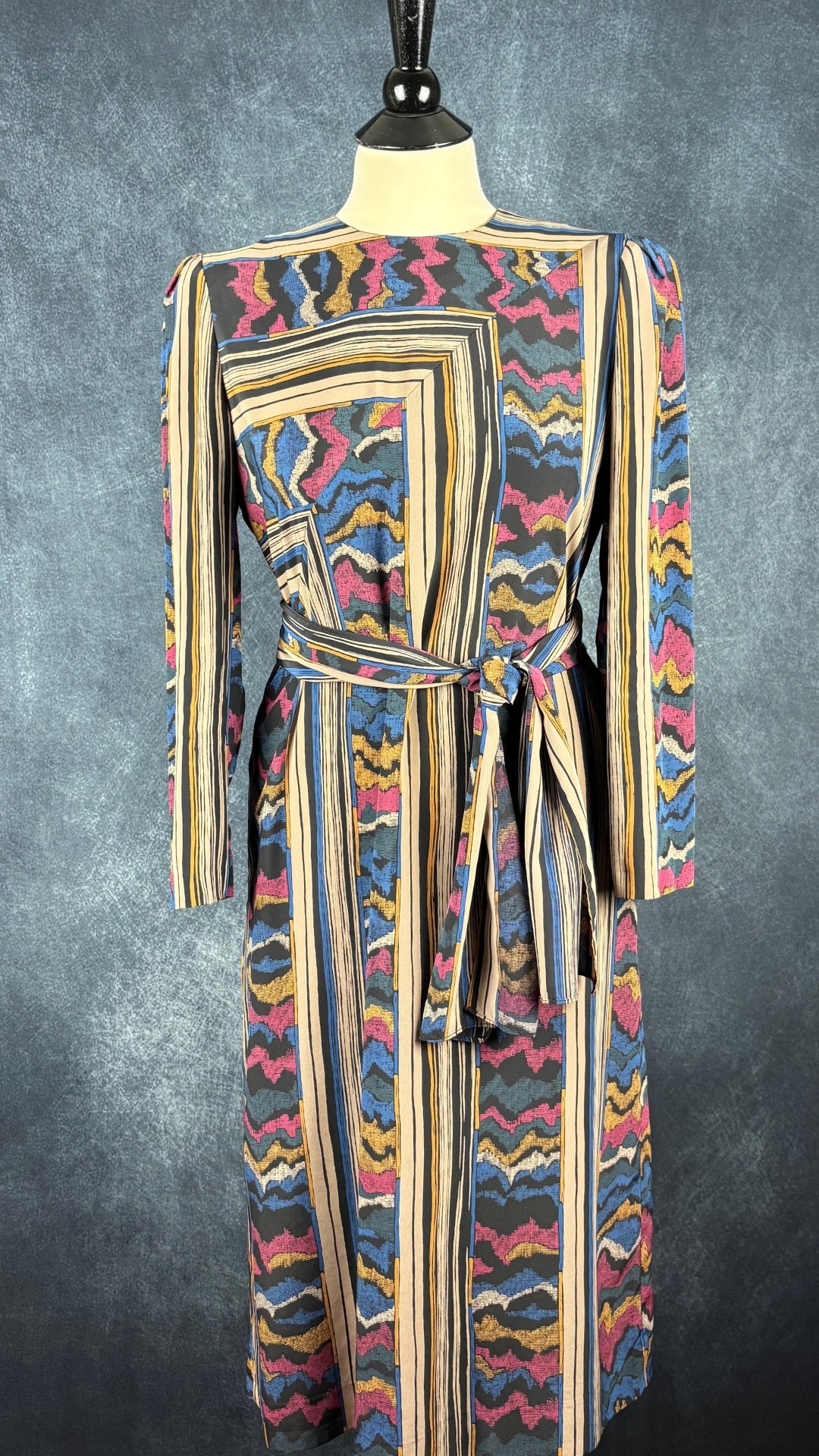 Robe vintage à jolis motifs Maison Missy House, taille estimée à small/medium. Vue de face.