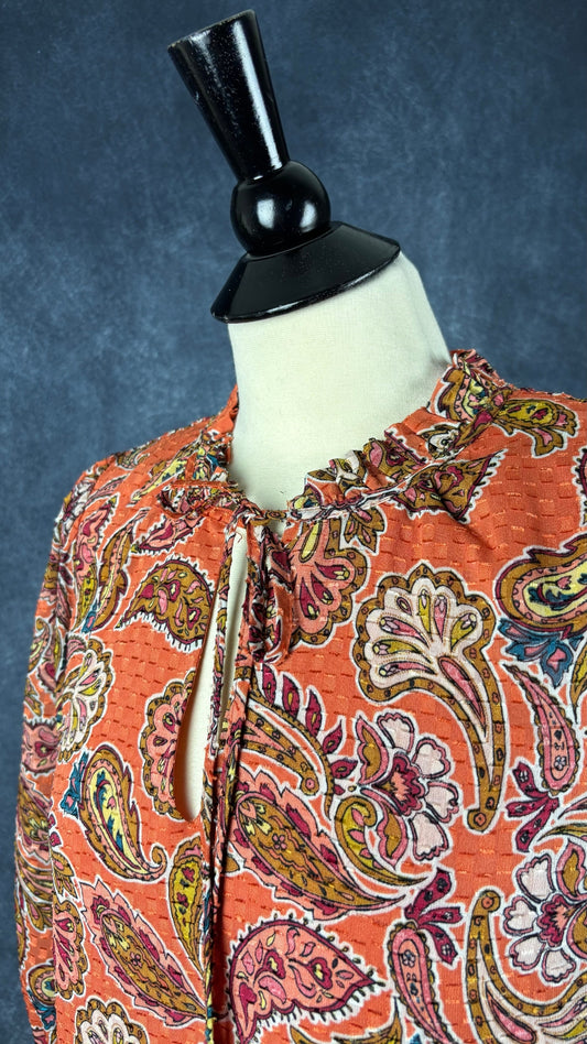 Robe volant à motifs paisley Nanette Lepore, taille 14. Vue de l'encolure, cordons noués.