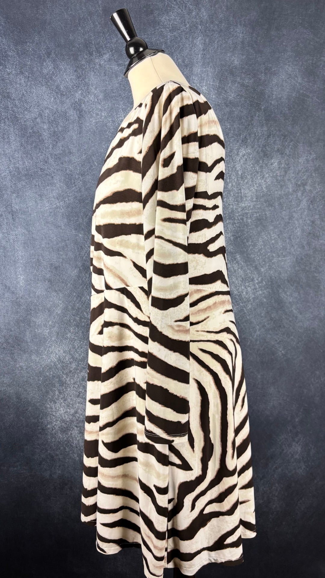 Robe zébrée fluide à encolure croisée Lauren Ralph Lauren, taille 16. Vue de côté.
