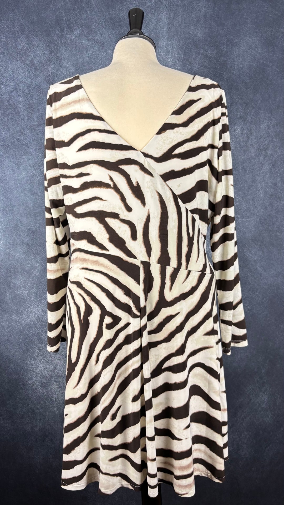 Robe zébrée fluide à encolure croisée Lauren Ralph Lauren, taille 16. Vue de dos.