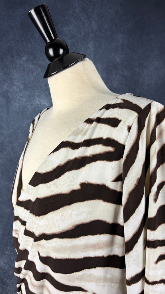 Robe zébrée fluide à encolure croisée Lauren Ralph Lauren, taille 16. Vue de l'encolure.