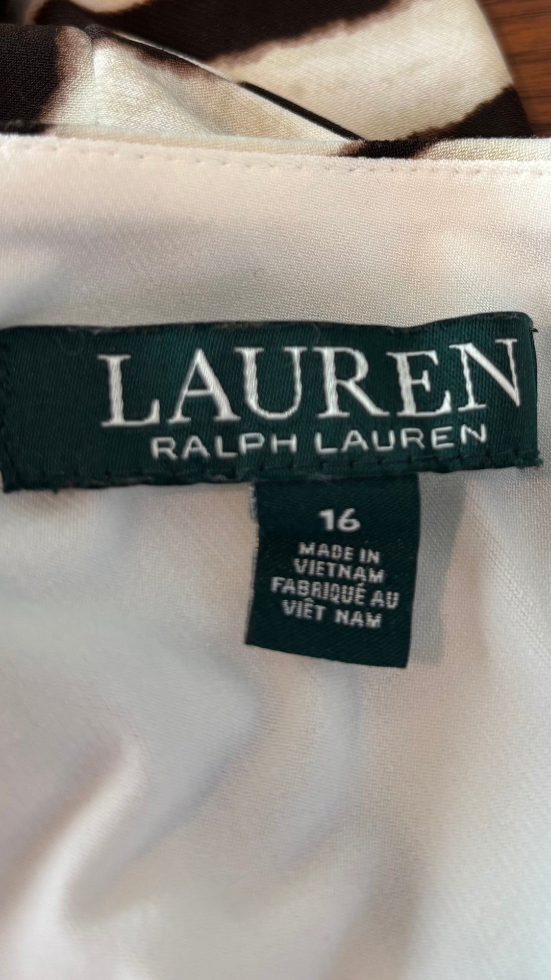 Robe zébrée fluide à encolure croisée Lauren Ralph Lauren, taille 16. Vue de l'étiquette.