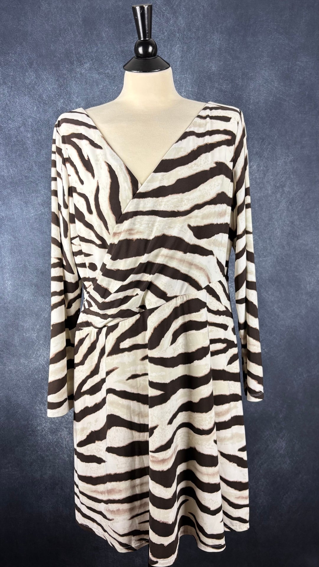 Robe zébrée fluide à encolure croisée Lauren Ralph Lauren, taille 16. Vue de face.