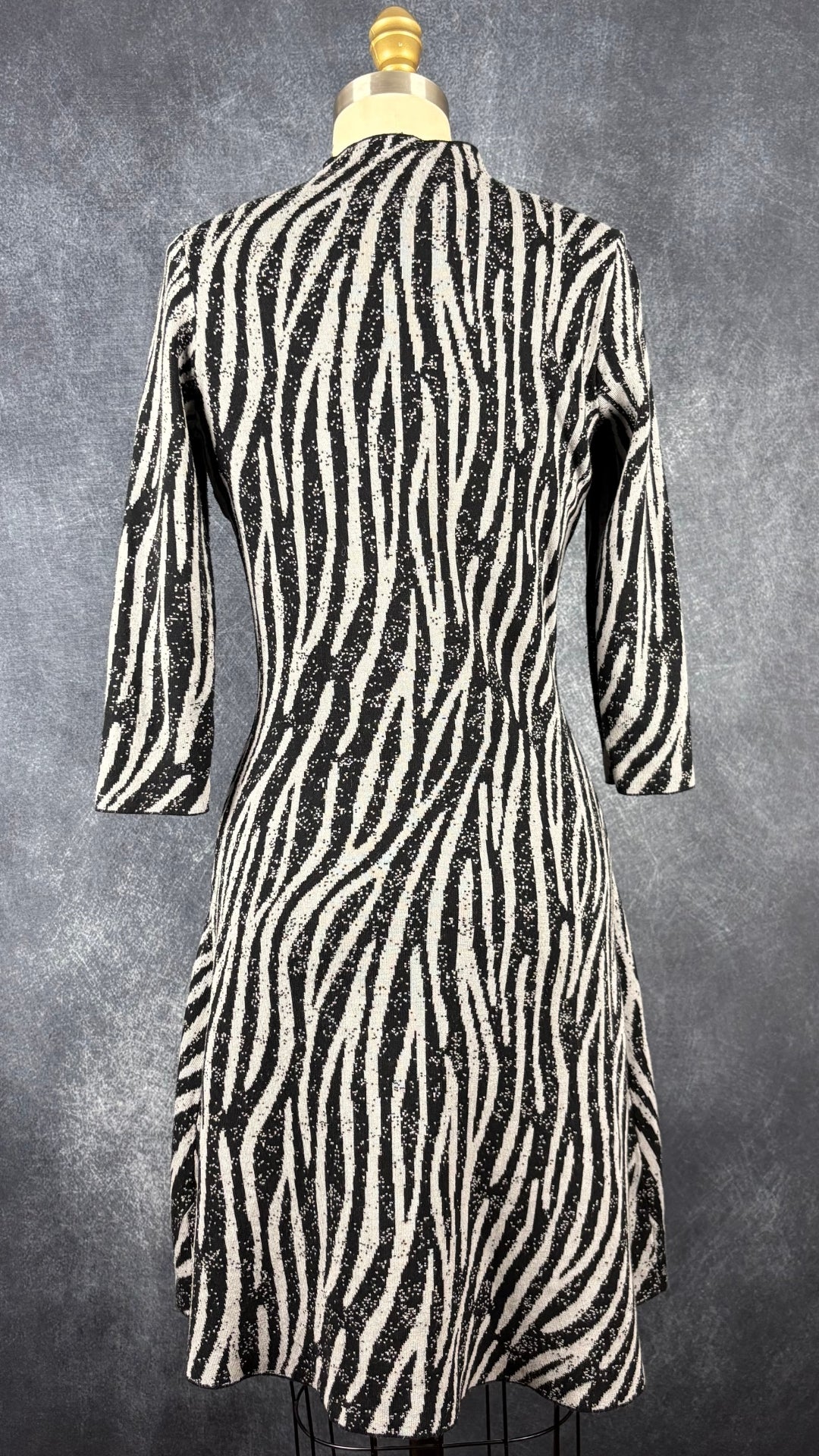 Robe en tricot à zébrures Nanette Lepore, taille medium. Vue de dos.