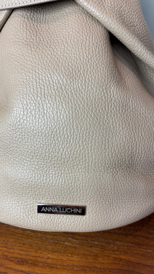 Sac à dos en cuir greige Anna Luchini, taille moyenne. Vue de près du logo du sac.