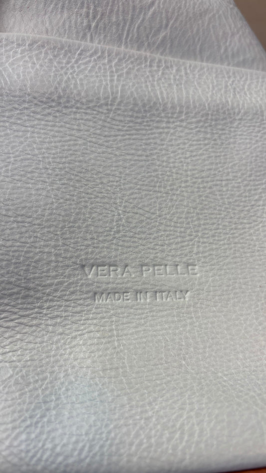 Sac à dos en cuir souple beige crème et brun tan Vera Pelle, fabriqué en Italie. Vue de près du logo gravé dans le cuir.