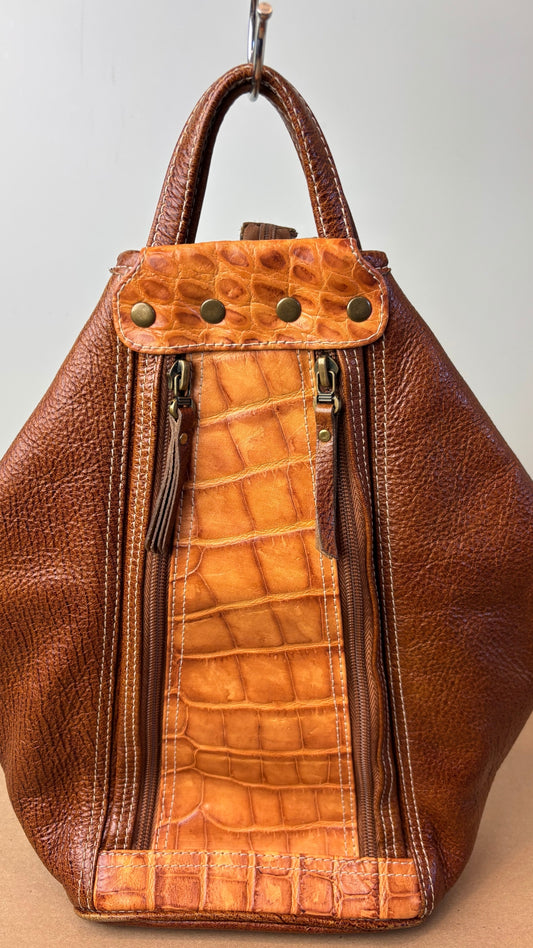 Sac à dos en cuir texturé brun et tan Matteo Mio. Vue de face.