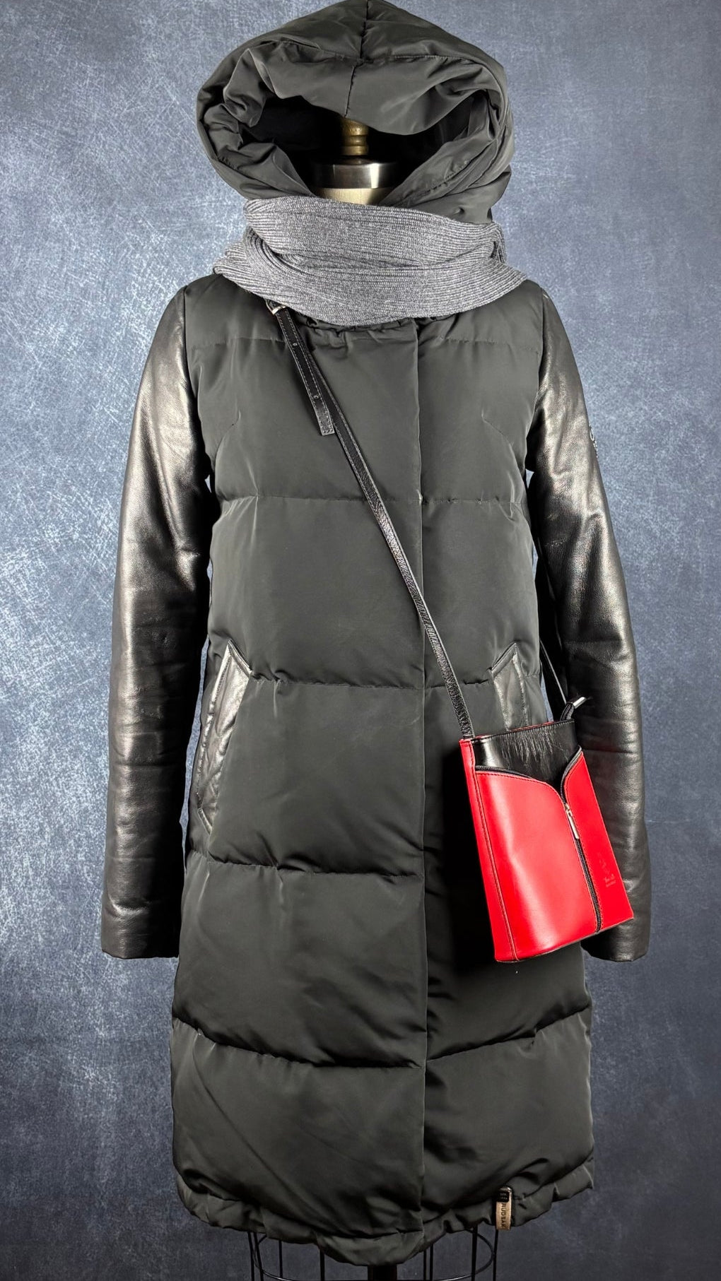 Sac à main en cuir noir et rouge à bandoulière Vera Pelle avec base ovale Vera Pelle. Vue de l'agencement avec le manteau Rudsak et le foulard gris Boss.