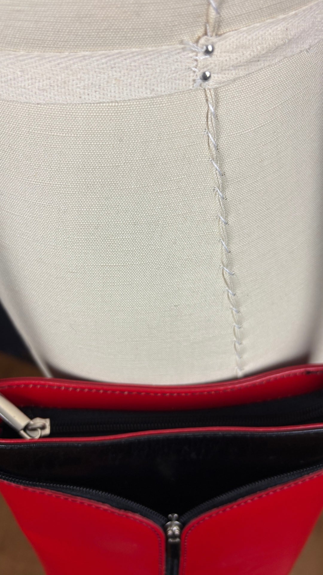 Sac à main en cuir noir et rouge à bandoulière Vera Pelle avec base ovale Vera Pelle. Vue de dessus.