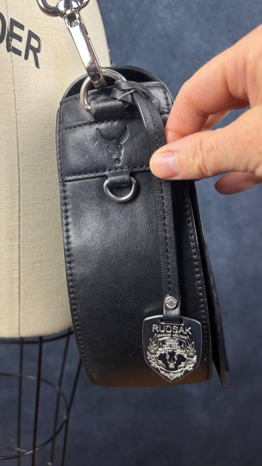 Sac à main en cuir noir Rudsak de taille moyenne avec coins de la base arrondis. Vue de côté.
