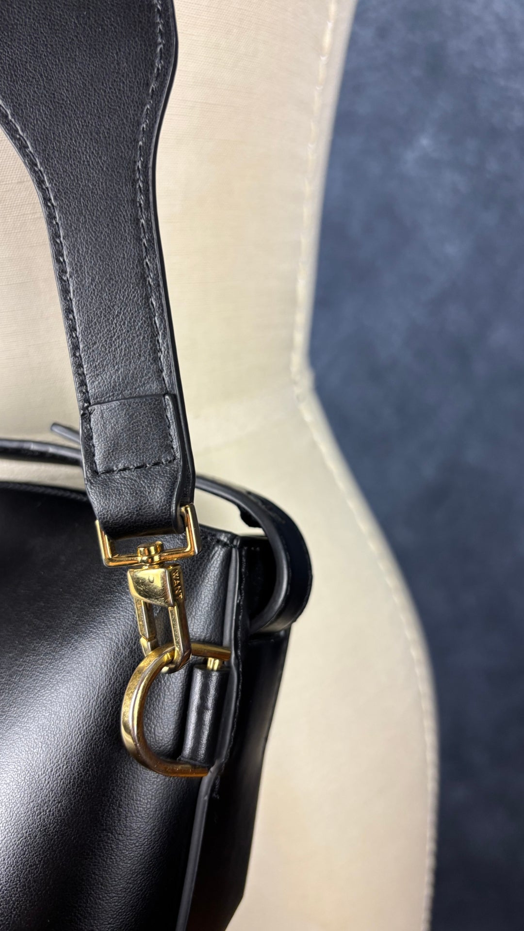 Sac sceau noir à poignée et bandoulière en cuir Want Les Essentiels. Vue de près de la quincaillerie.