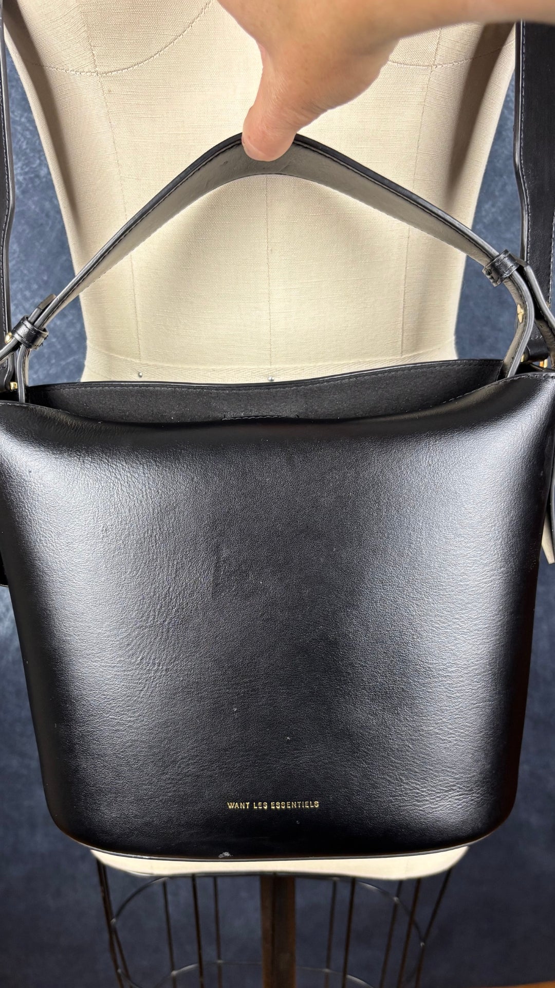 Sac sceau noir à poignée et bandoulière en cuir Want Les Essentiels. Vue de face, de près.