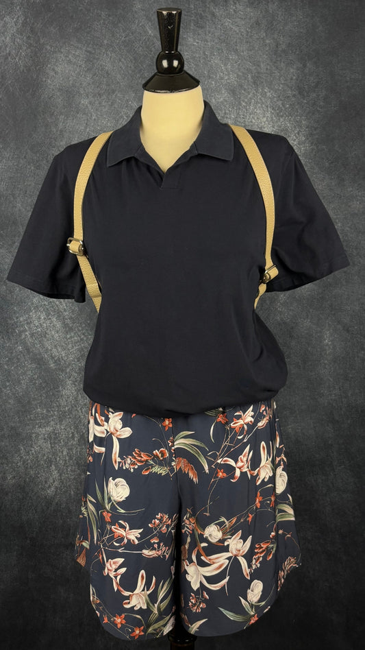 Short floral fluide et confortable Part Two, taille 42 (l/xl). Vue de l'agencement avec le polo Filippa K et le sac à dos en cuir Anna Luchini.