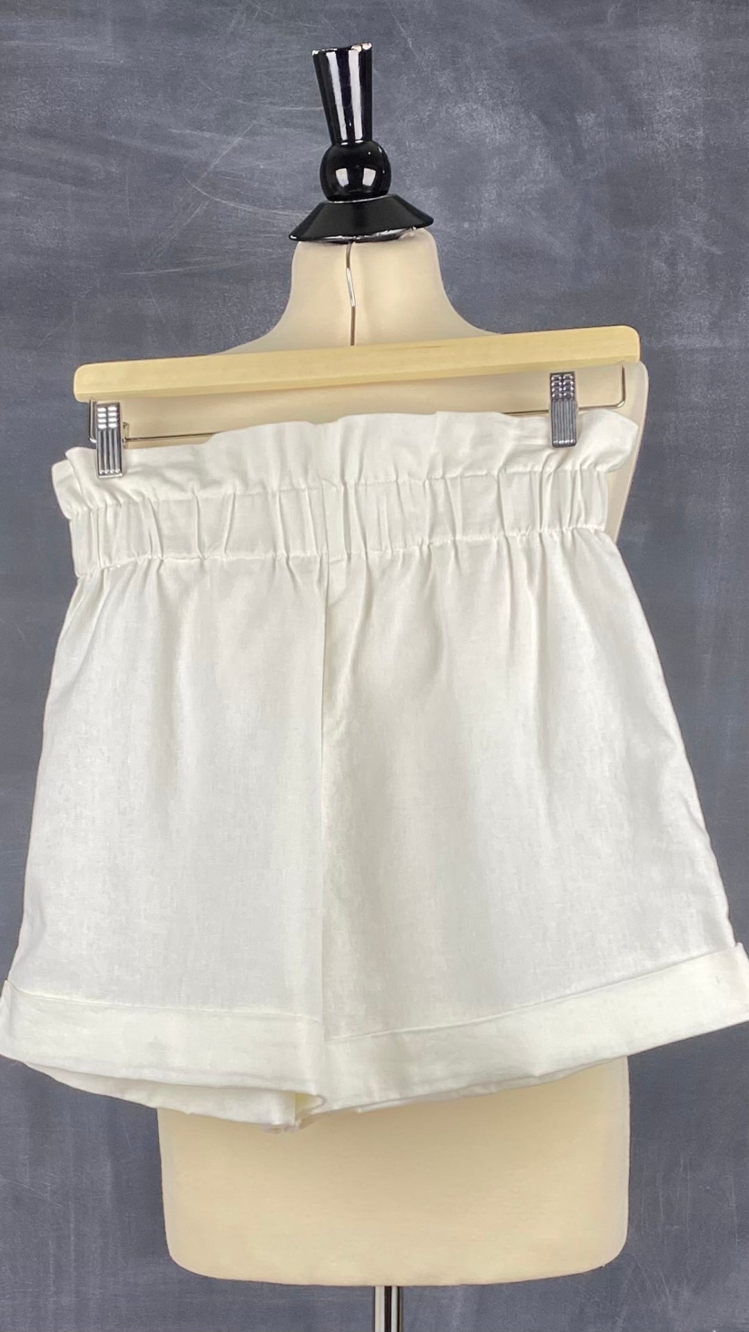 Short ivoire en mélange de lin et coton, marque Mimz, taille medium. Vue de face.