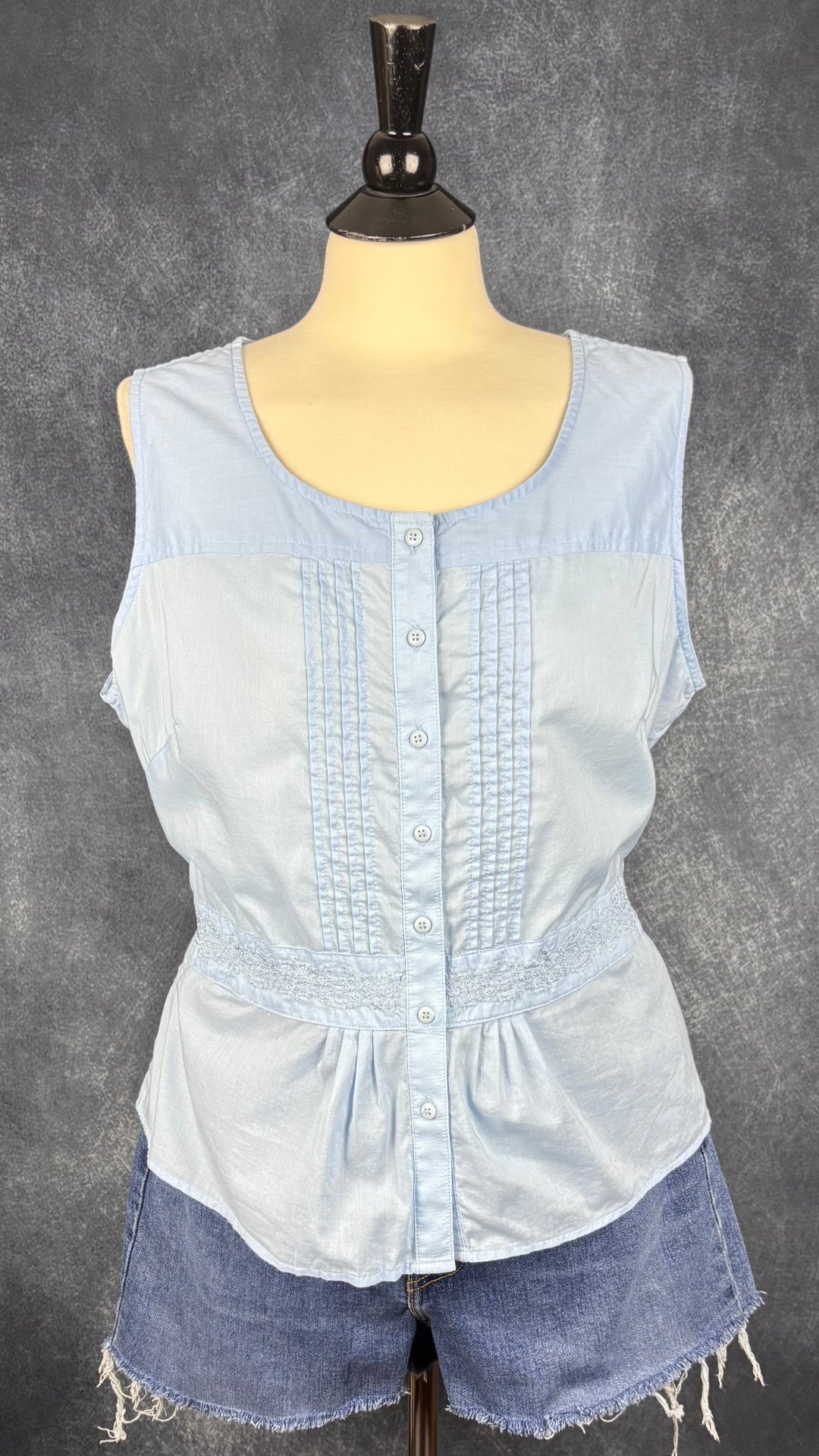 Short en jeans court à franges à l'ourlet Levi's modèle 514, taille 36. Vue de l'agencement avec la camisole bleu ciel Liz Clairborne.