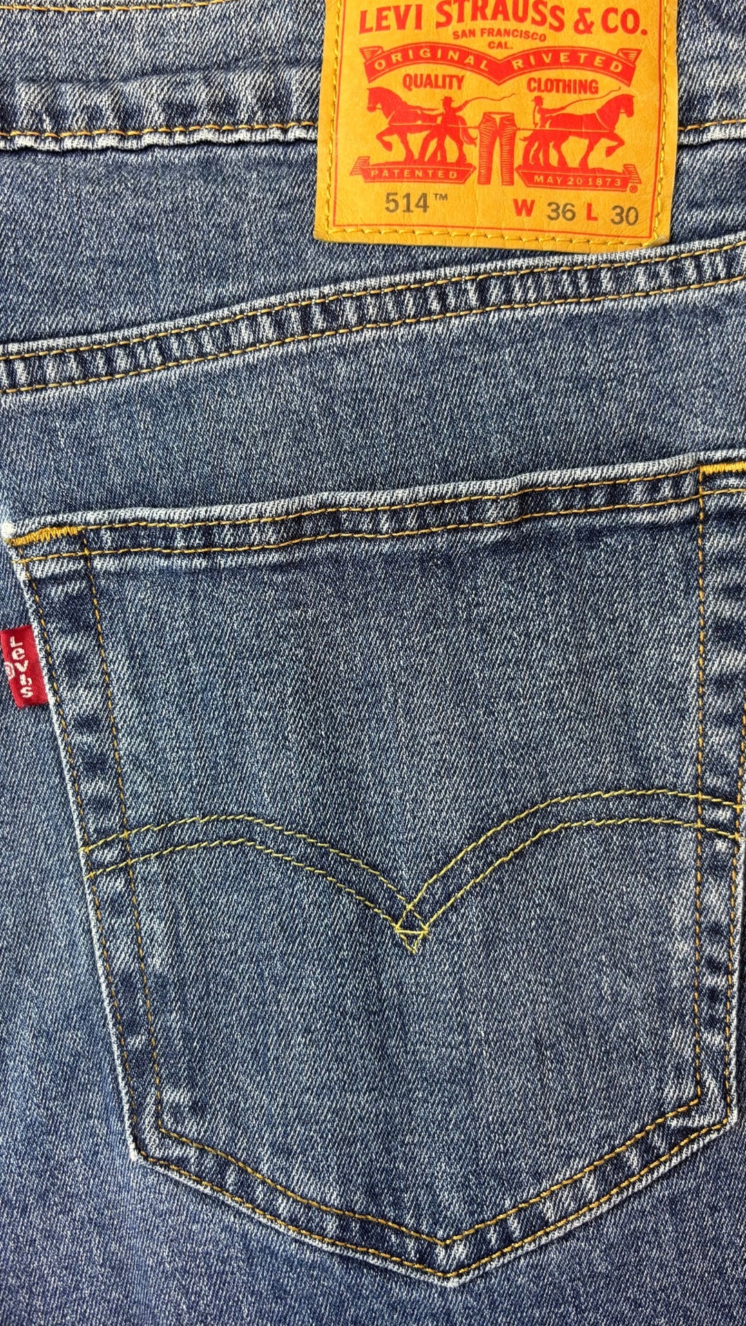 Short en jeans court à franges à l'ourlet Levi's modèle 514, taille 36. Vue de la poche arrière.