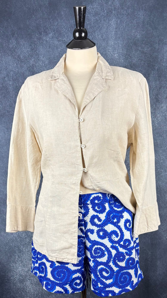 Short à motifs bleus Tristan, taille 10. Vue de l'agencement avec le chemisier en lin naturel.