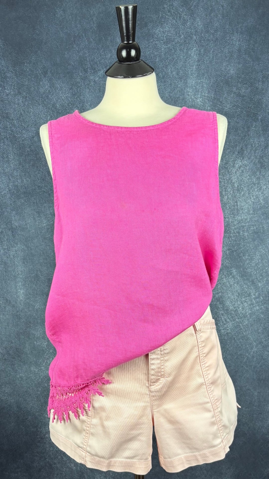 Short rose doux Lolë, taille estimée à large. Vue de l'agencement avec la camisole rose fuchsia en lin.
