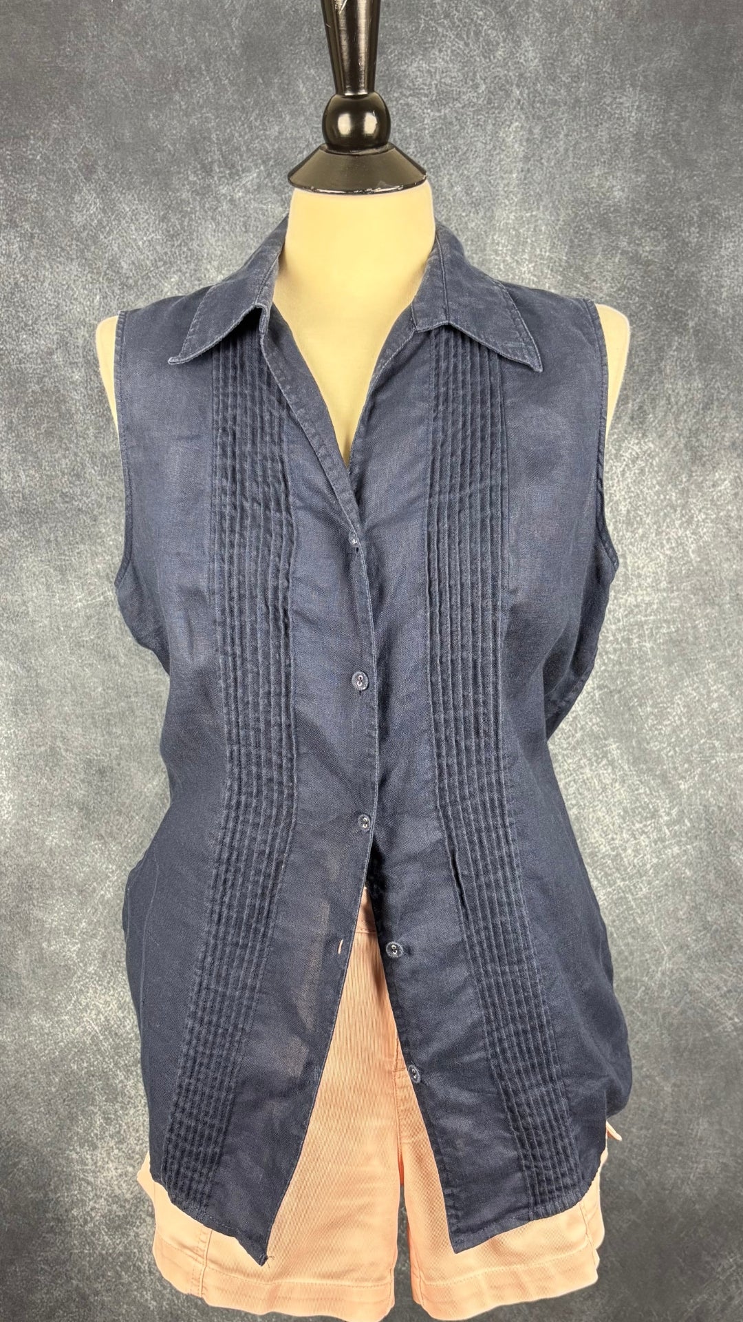 Short rose doux Lolë, taille estimée à large. Vue de l'agencement avec le chemisier sans manches en lin marine.
