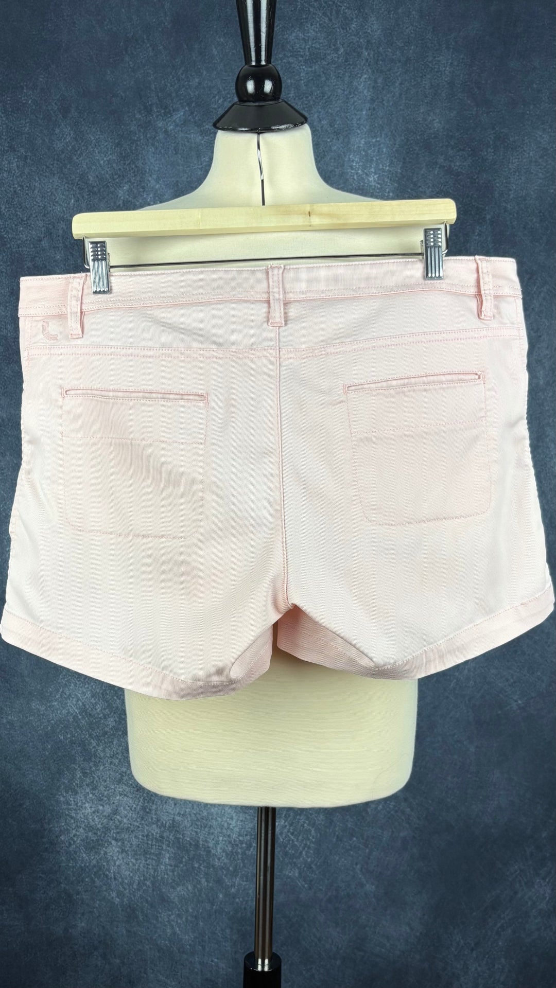 Short rose doux Lolë, taille estimée à large. Vue de dos.