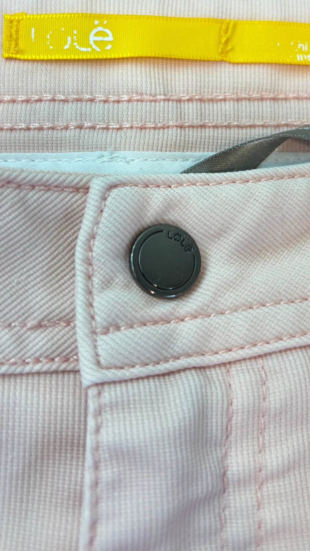 Short rose doux Lolë, taille estimée à large. Vue de l'étiquette.