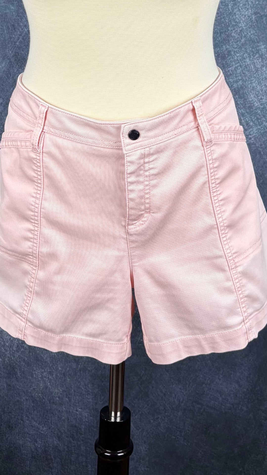 Short rose doux Lolë, taille estimée à large. Vue de face sur le mannequin.