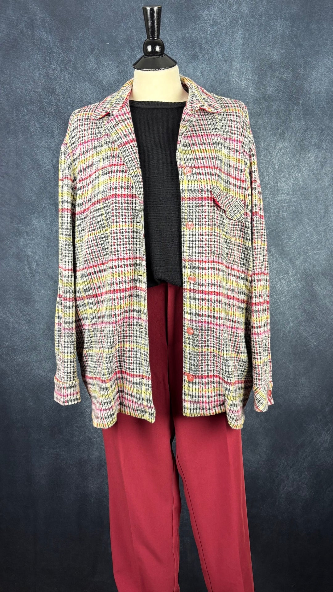 Surchemise à carreaux colorés Max Volmary, taille 42 (12/large). Vue de l'agencement avec le pantalon Part Two rouge et le chandail noir InWear.