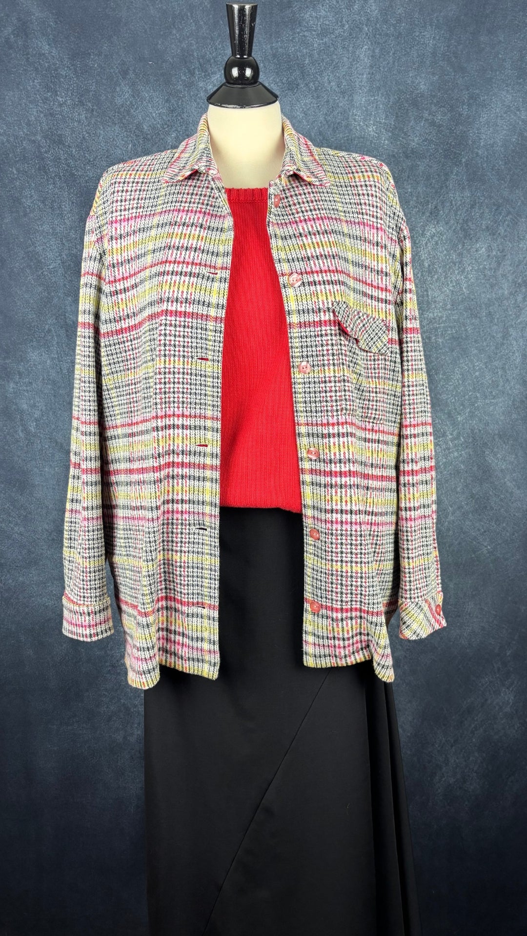 Surchemise à carreaux colorés Max Volmary, taille 42 (12/large). Vue de l'agencement avec le chandail en tricot de coton rouge Joules et la jupe noire Sarah Pacini.