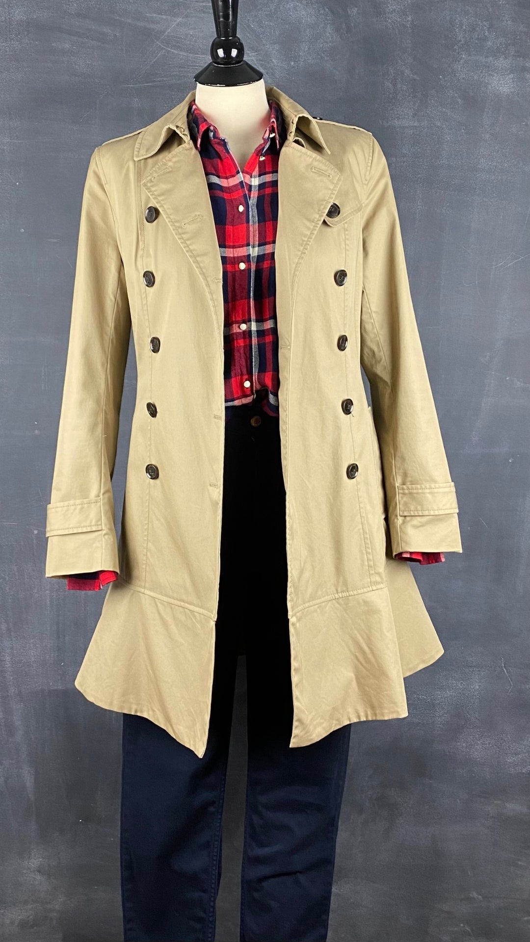 Trench sable évasé à l'ourlet Banana Republic, taille small. Vue de l'agencement avec un pantalon marine et chemisier à carreaux.