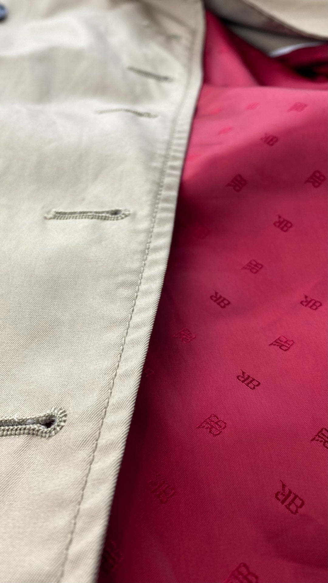 Trench sable évasé à l'ourlet Banana Republic, taille small. Vue de la boutonnière et de la doublure de près.