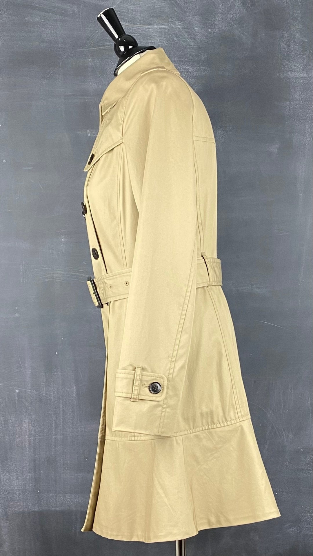 Trench sable évasé à l'ourlet Banana Republic, taille small. Vue de côté.
