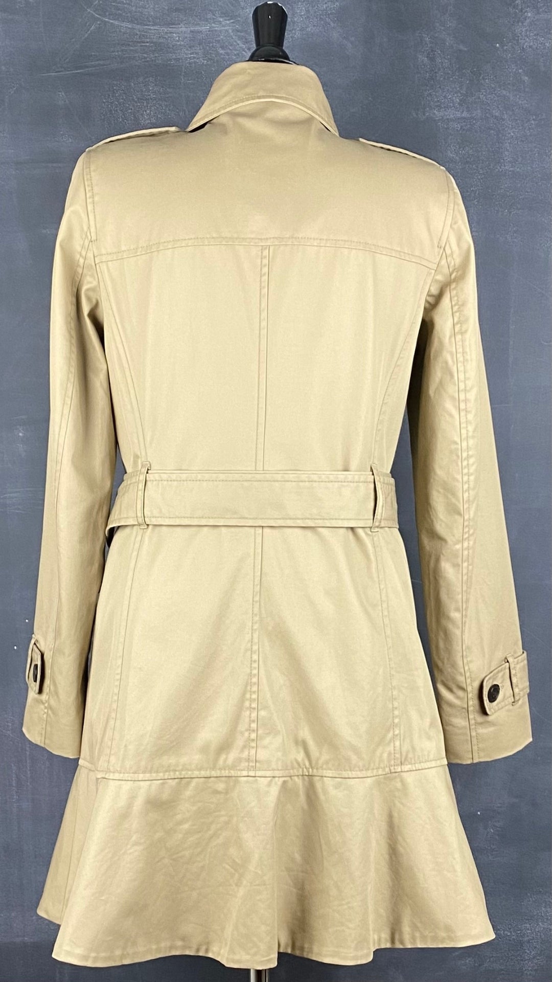 Trench sable évasé à l'ourlet Banana Republic, taille small. Vue de dos.