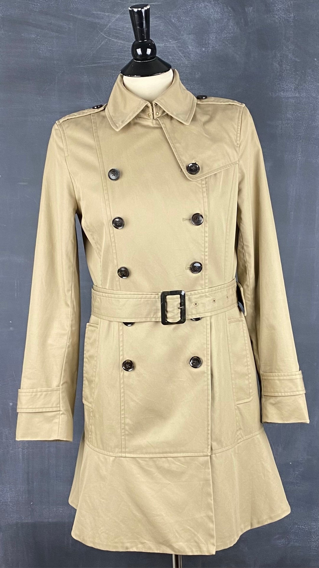 Trench sable évasé à l'ourlet Banana Republic, taille small. Vue de face, fermé.
