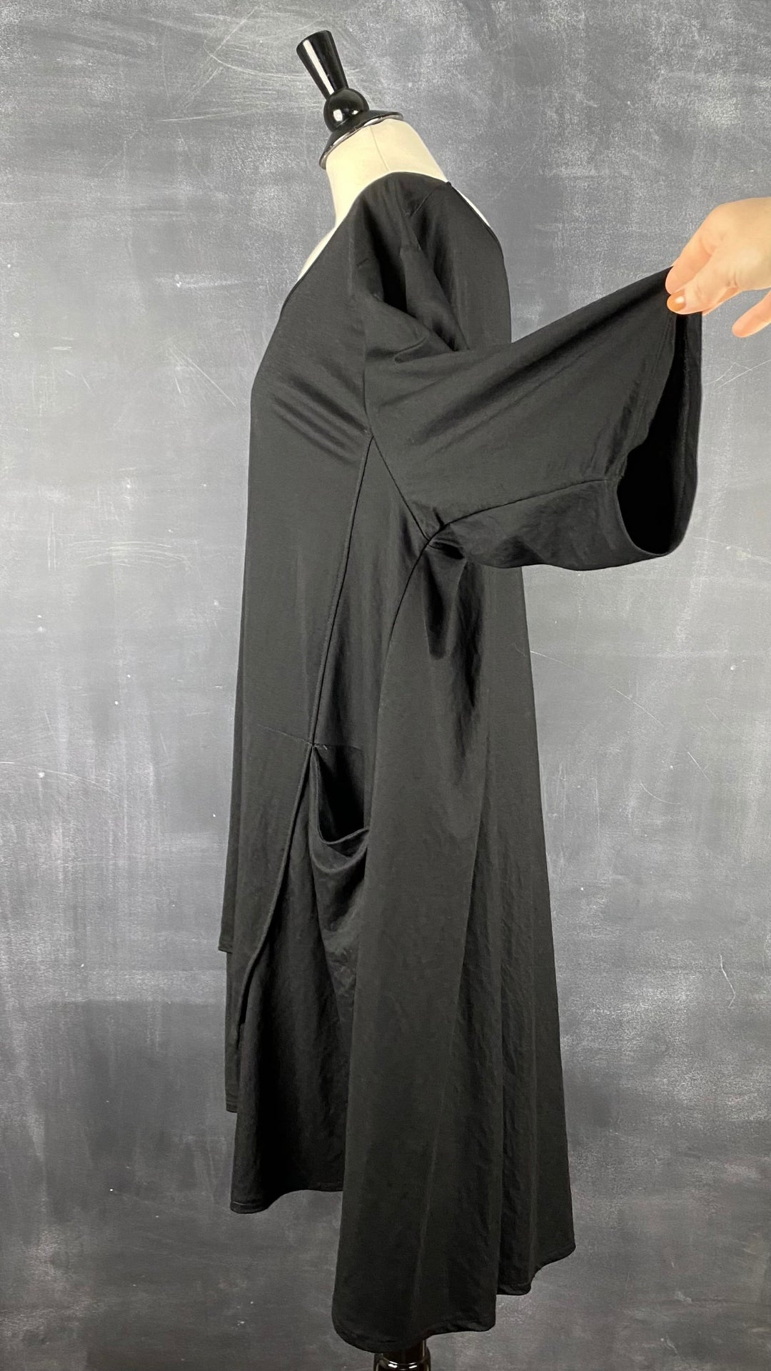 Tunique noire avec poches G!ozé, taille 5xl-6xl. Vue de côté, manche relevée.